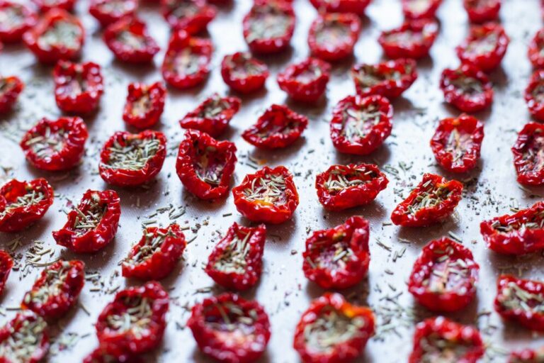 Pomodori Fiaschetto di Torre Guacedo freschi pronti per essere trasformati in pomodori semisecchi." Pomodori semisecchi di Torre Guacedo in un piatto tipico pugliese